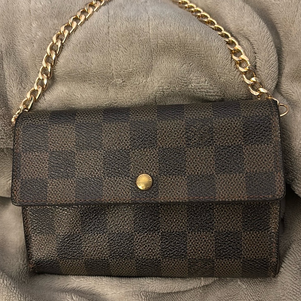 Louis Vuitton Damier Medium Wallet